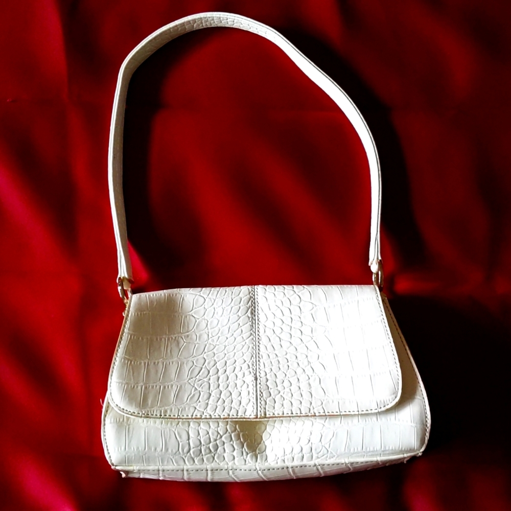 Liz Claiborne cream patent leather shoulder pocketbook